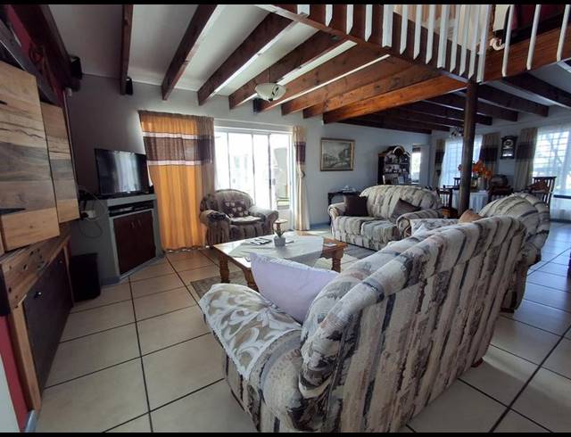 4 BEDROOM HOUSE FOR SALE IN GOLDEN MILE